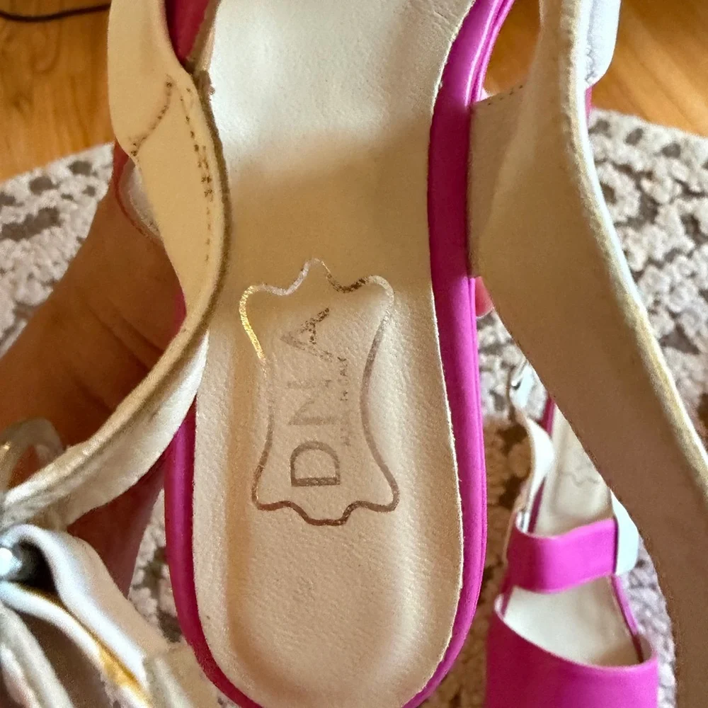 NWOT ITALIAN made fuchsia platform sandal size Euro 40.